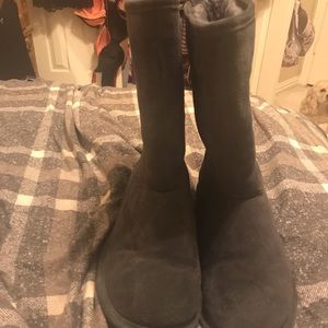 Only worn twice, Bearpaw boots size 11.